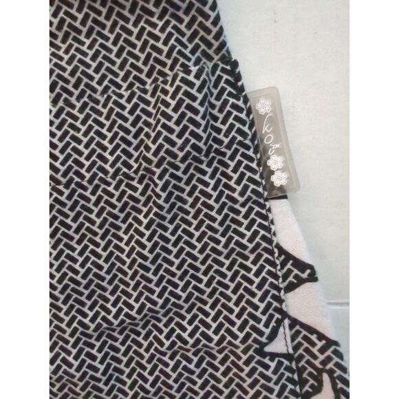 Koi Kathy Peterson 2 Pocket Floral Scrubs Black White 1/4 Button Womens Size XS - Picture 5 of 8